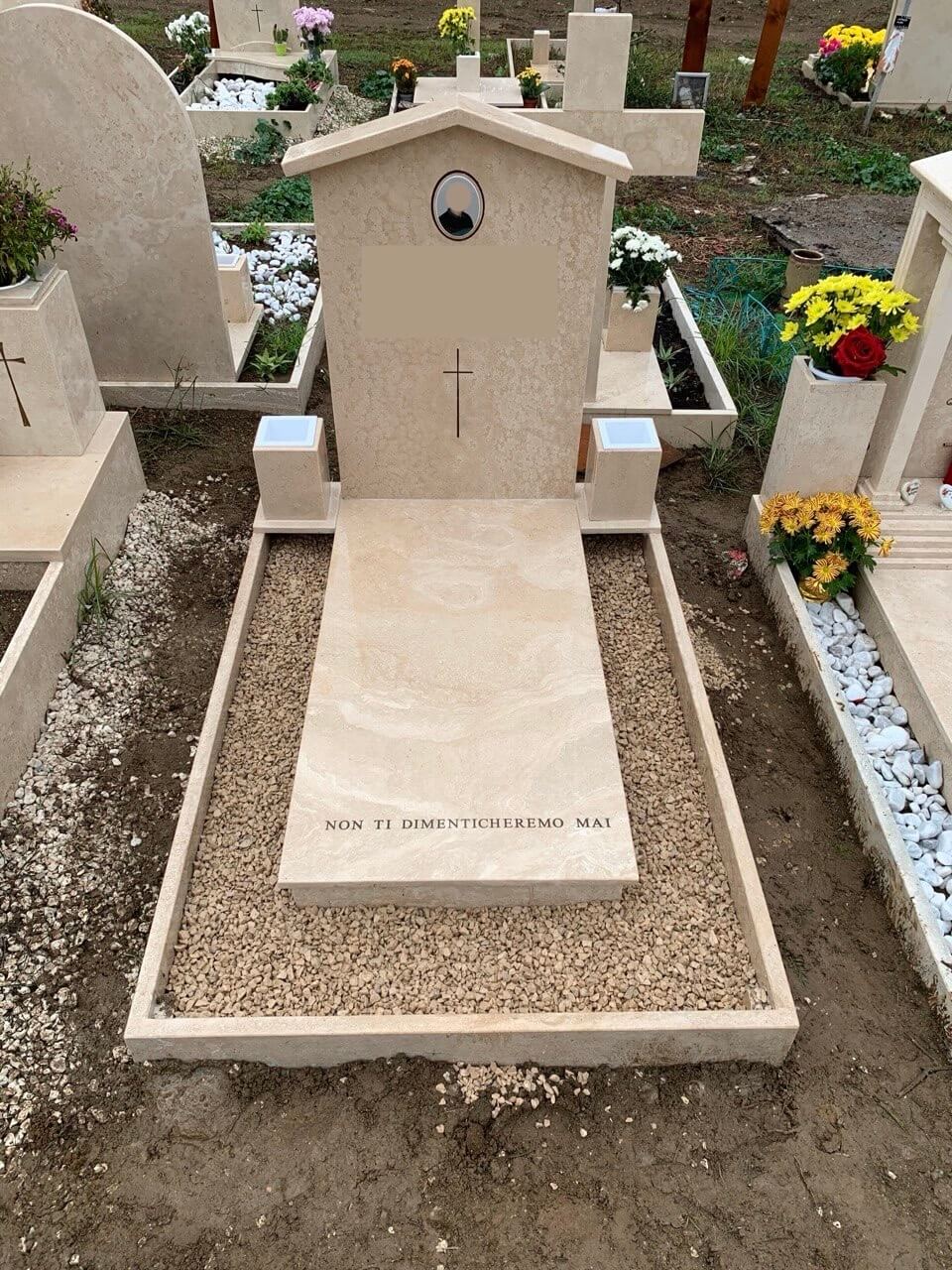 Monumentino in travertino